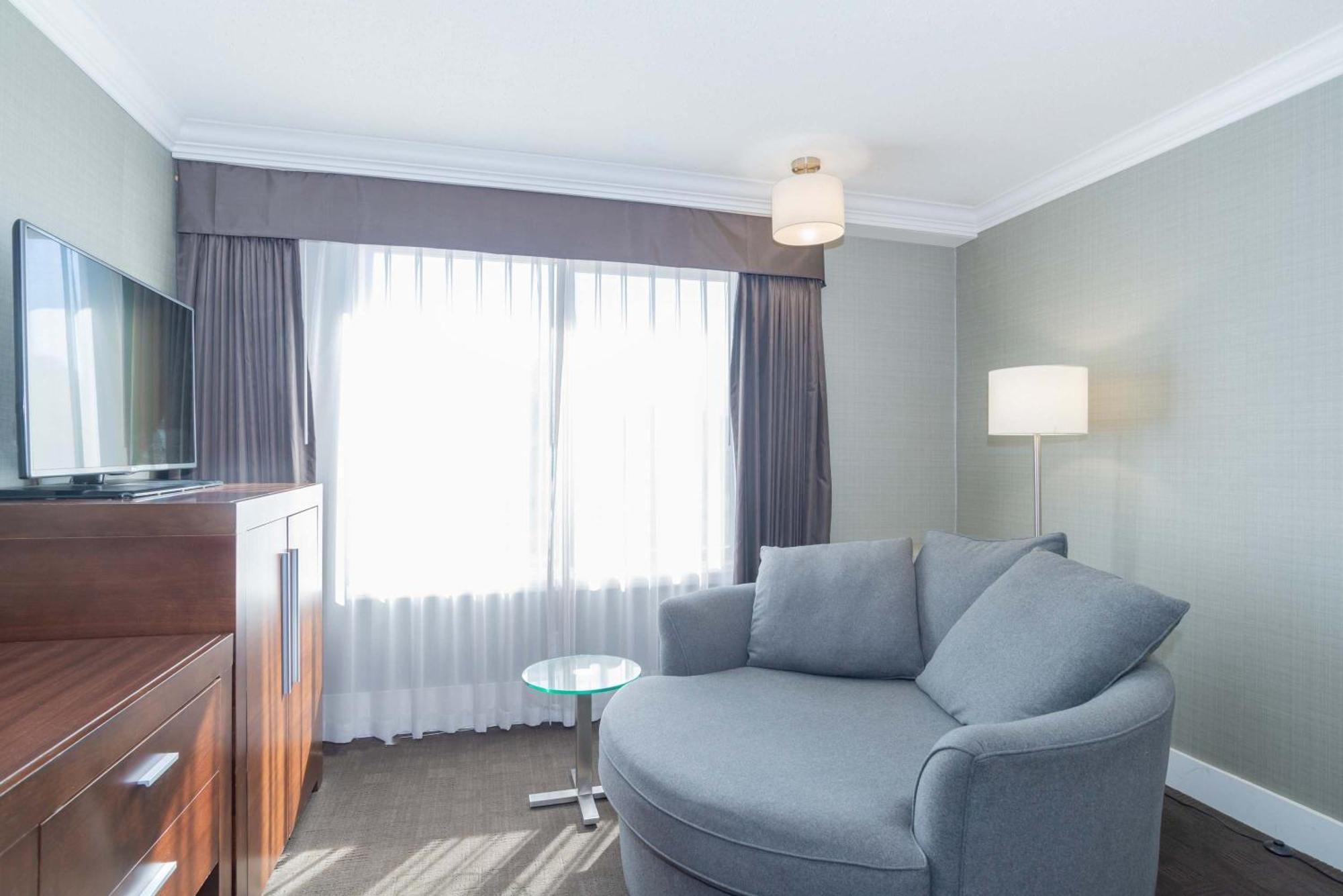 Sandman Hotel Вернон Экстерьер фото
