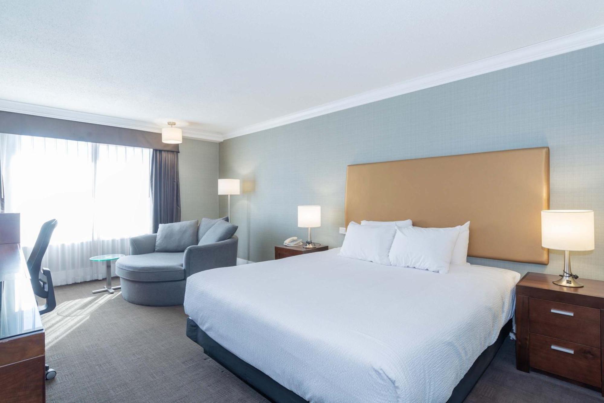 Sandman Hotel Вернон Экстерьер фото