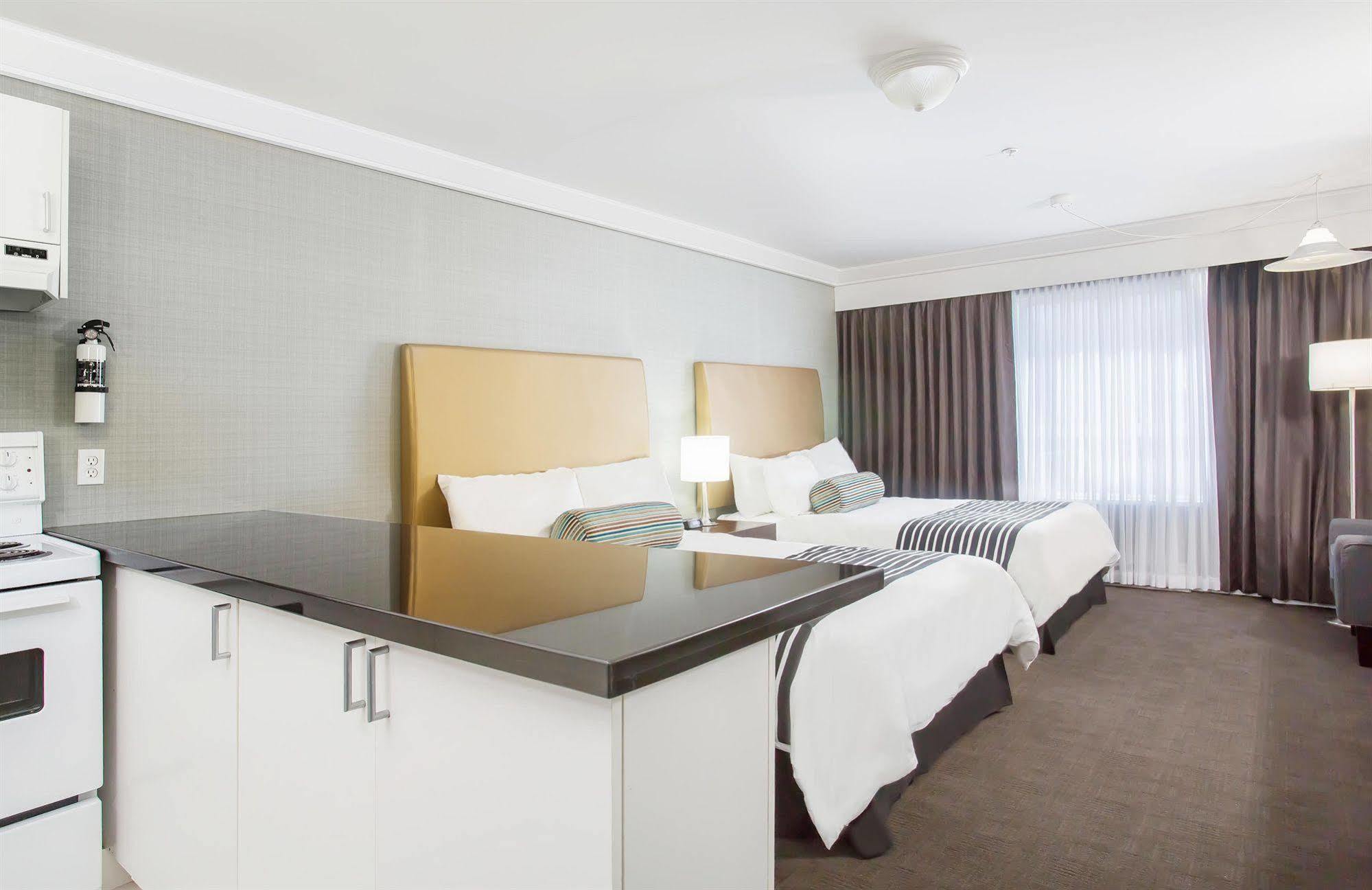 Sandman Hotel Вернон Экстерьер фото